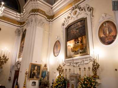 Il 25 dicembre, giorno della nascita di Ges�, avviene per� il �miracolo�. La tela, mossa elettricamente, si alza...